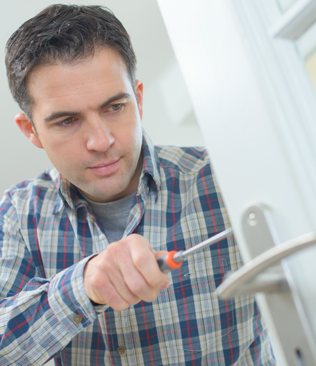 un serrurier à Lyon 7 travaillant sur une clé